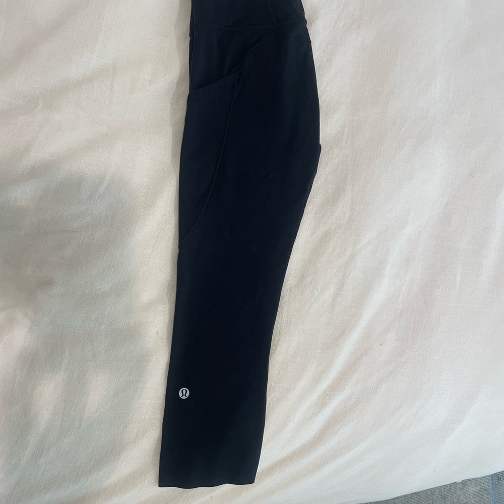 Lululemon 3/4 leggings with pockets + reflective detail